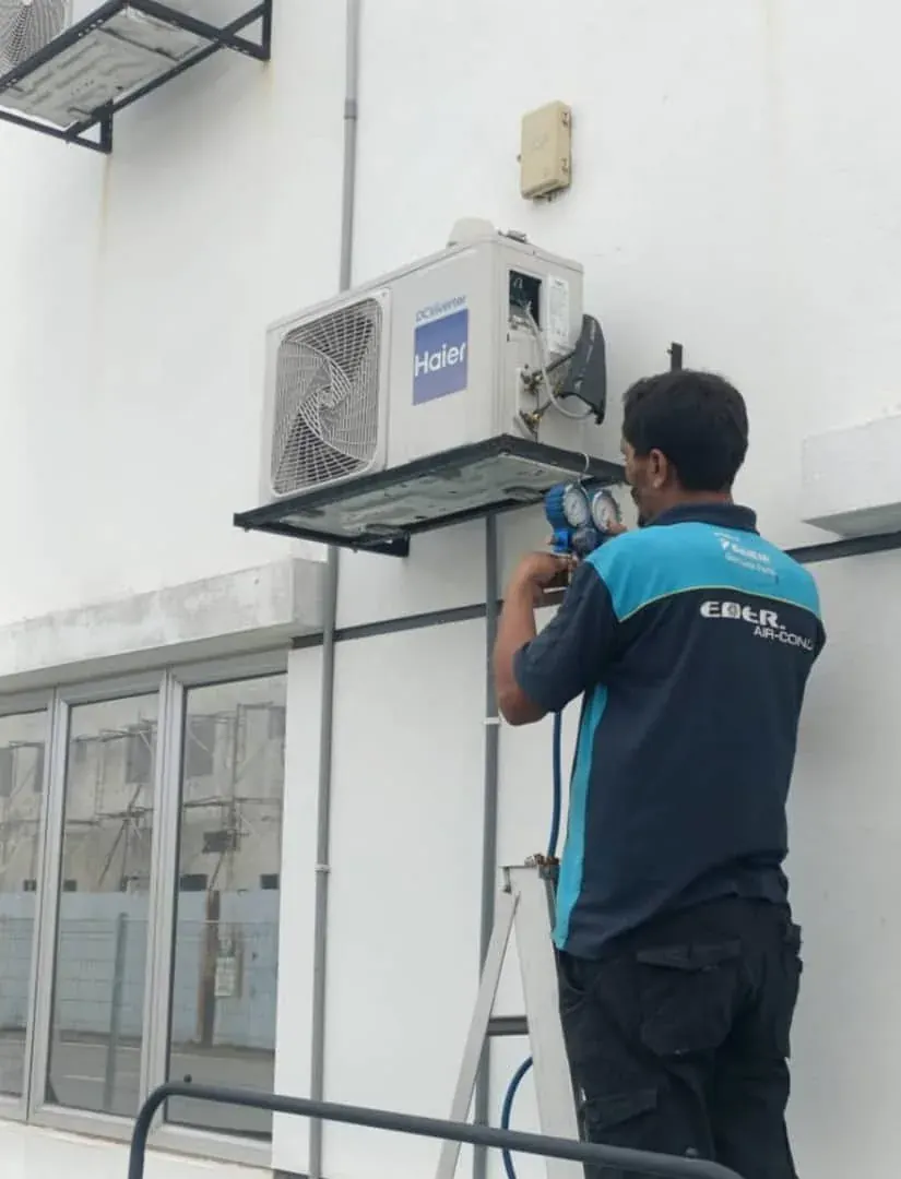 Hisense R32 gas top-up in Selangor by KL Renovator with manifold gauge and leak test
