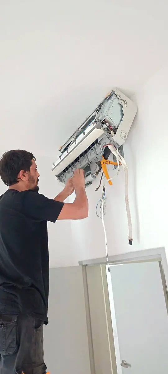 Hitachi aircond new installation in Ampang Selangor by KL Renovator with bracket mounting