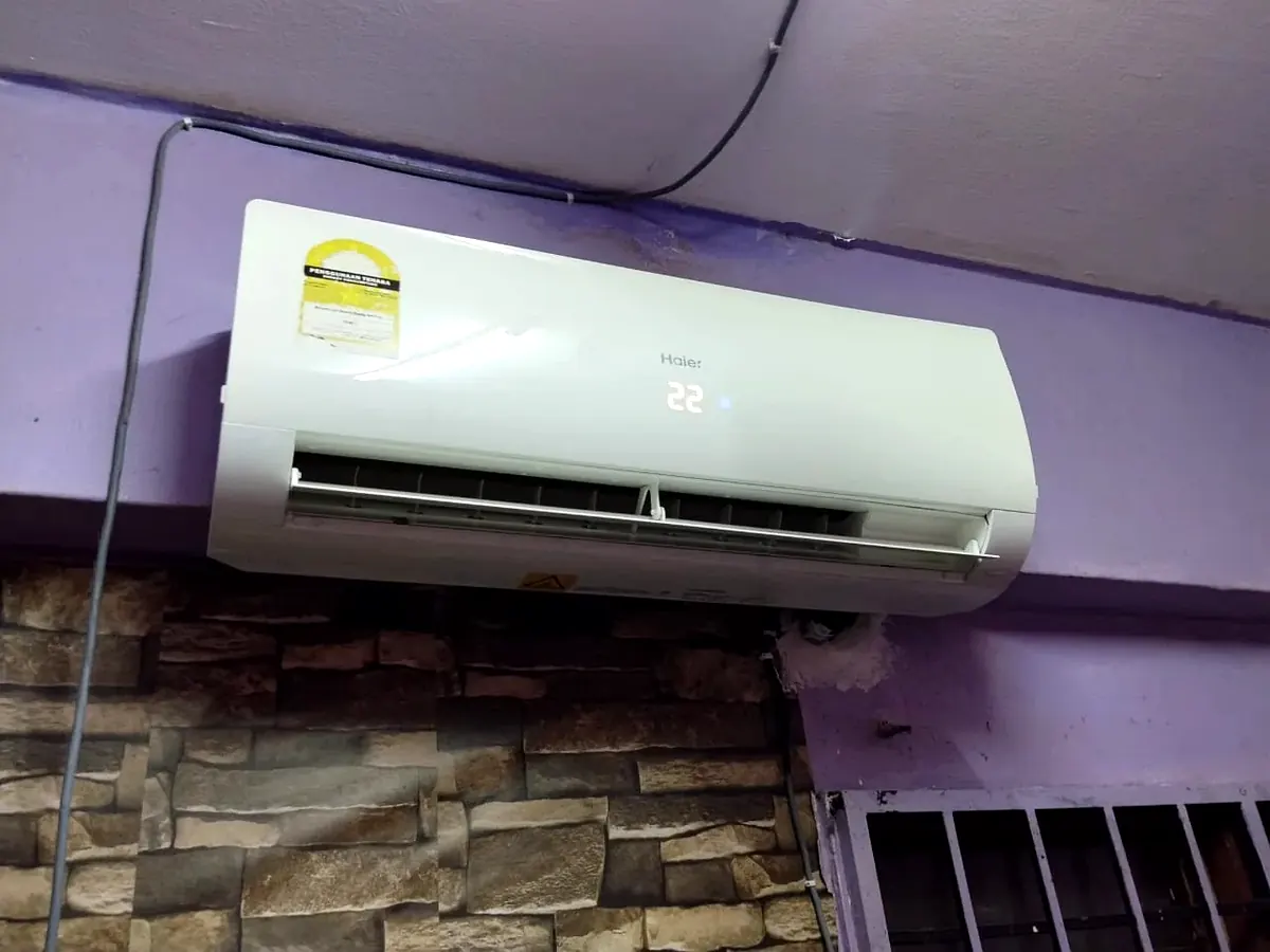 Aux R410A gas top-up in Klang by KL Renovator with manifold gauge