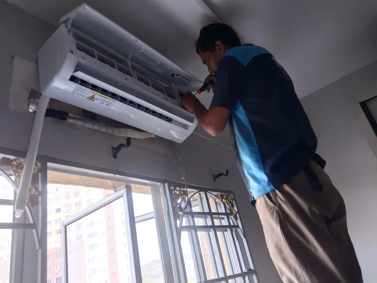 Aux aircond new wall split installation in Subang Jaya by KL Renovator with copper piping