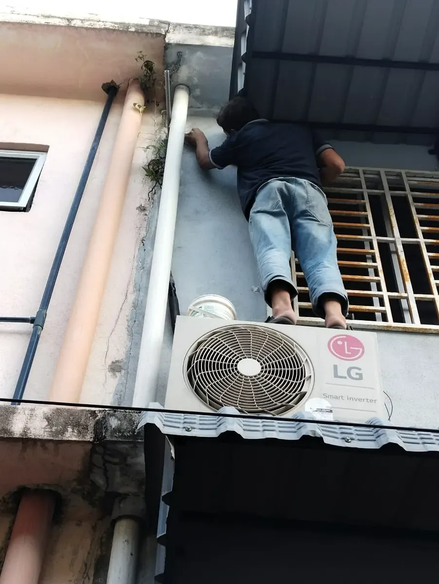 Aux aircond troubleshooting and repair in Puchong by KL Renovator technician