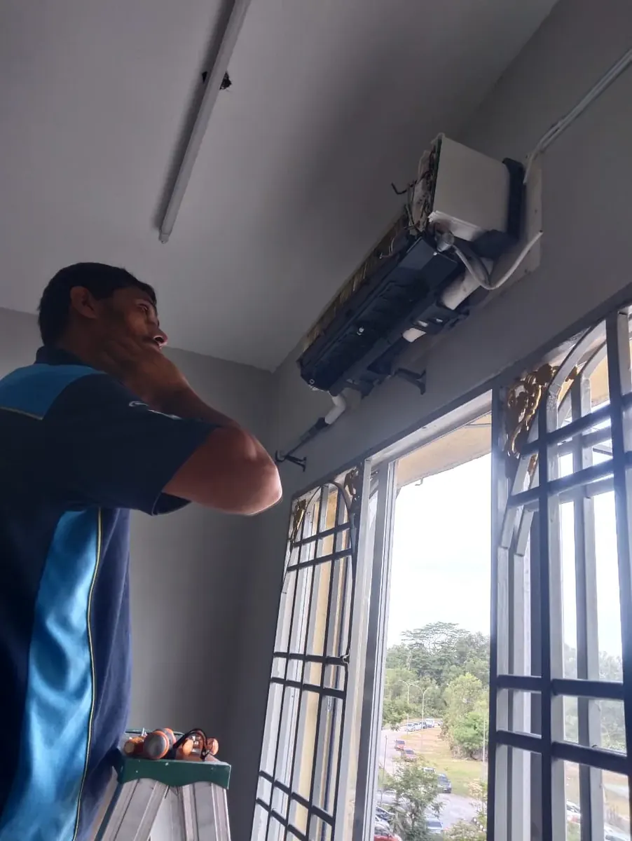 LG wall-mounted aircond servicing in Subang Jaya used for a Malaysia per-hour electricity cost and efficiency guide