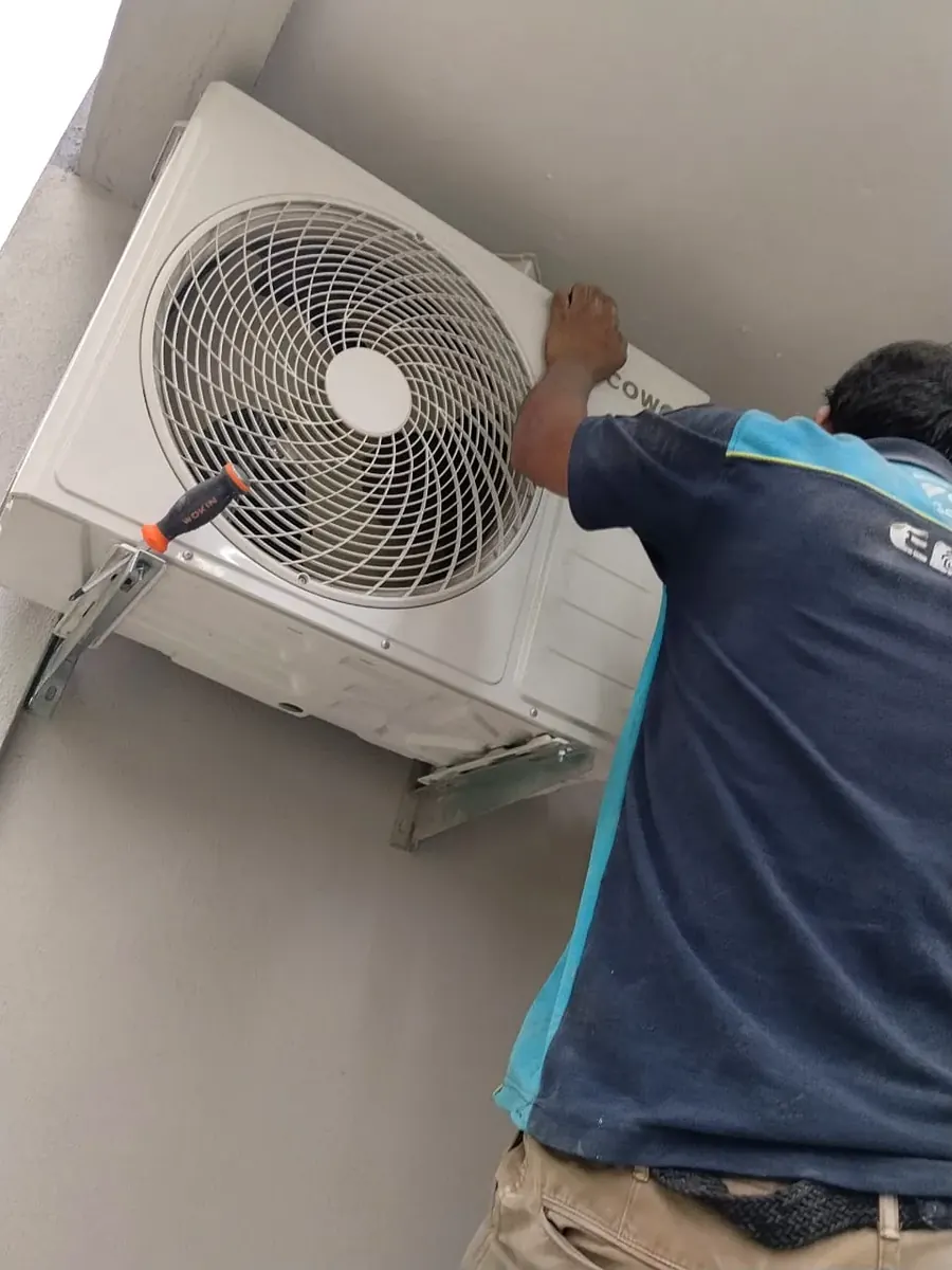 LG aircond R410A gas refill being done in Puchong