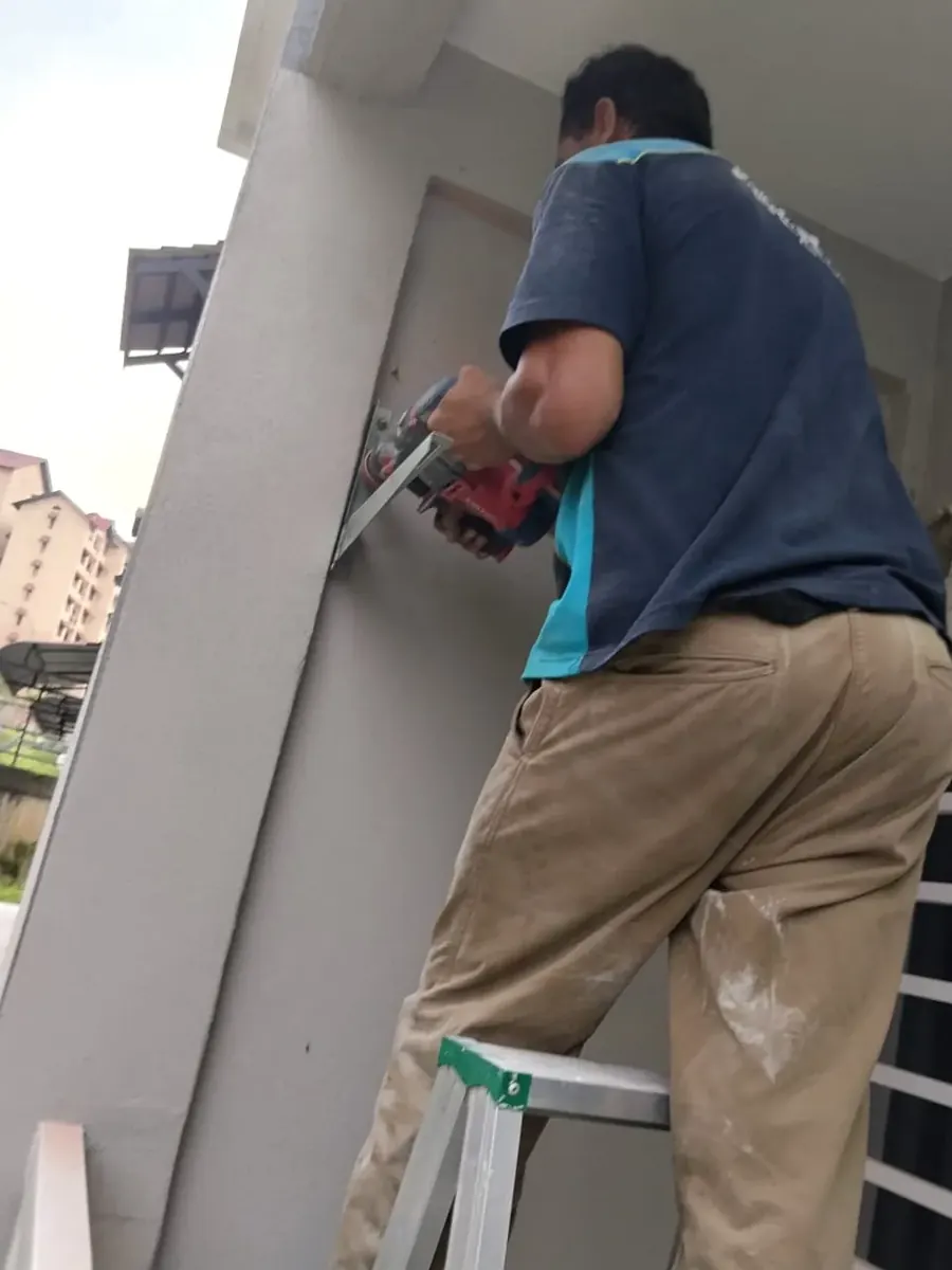 Midea R32 gas top-up in Puchong with leak test by KL Renovator technician using manifold gauge