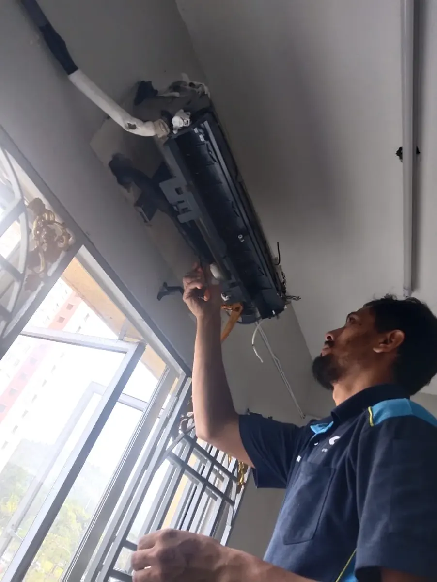 Midea aircond R410A refrigerant refill with leak check in Subang Jaya