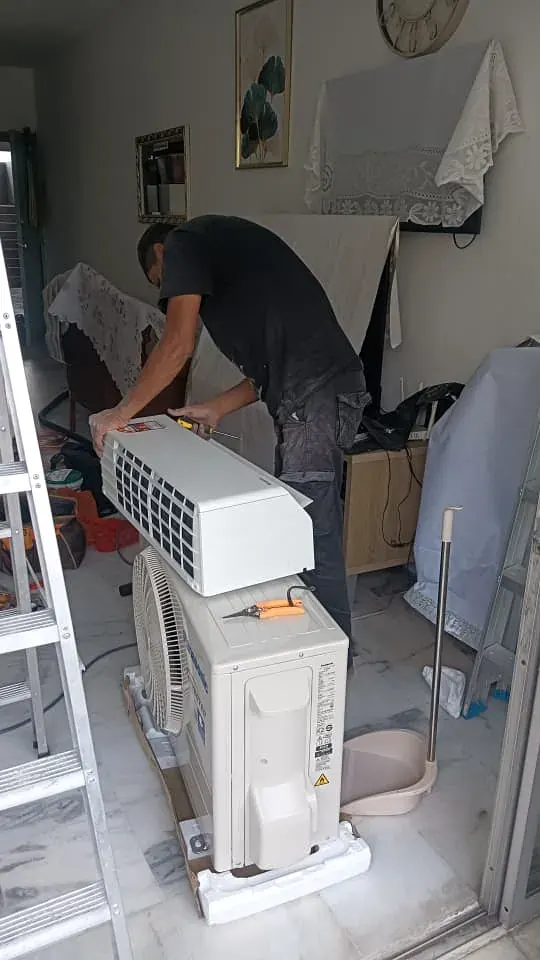 Midea aircond troubleshooting and repair in Kuala Lumpur condominium by KL Renovator technician