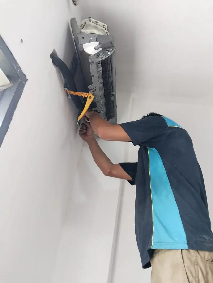 Samsung aircond filter cleaning and maintenance inspection during service in Puchong