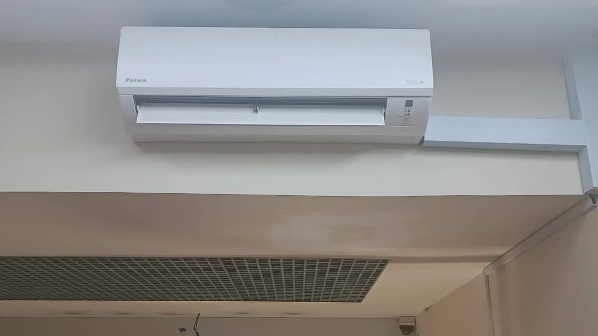 Samsung R32 inverter aircond gas topped up in Klang