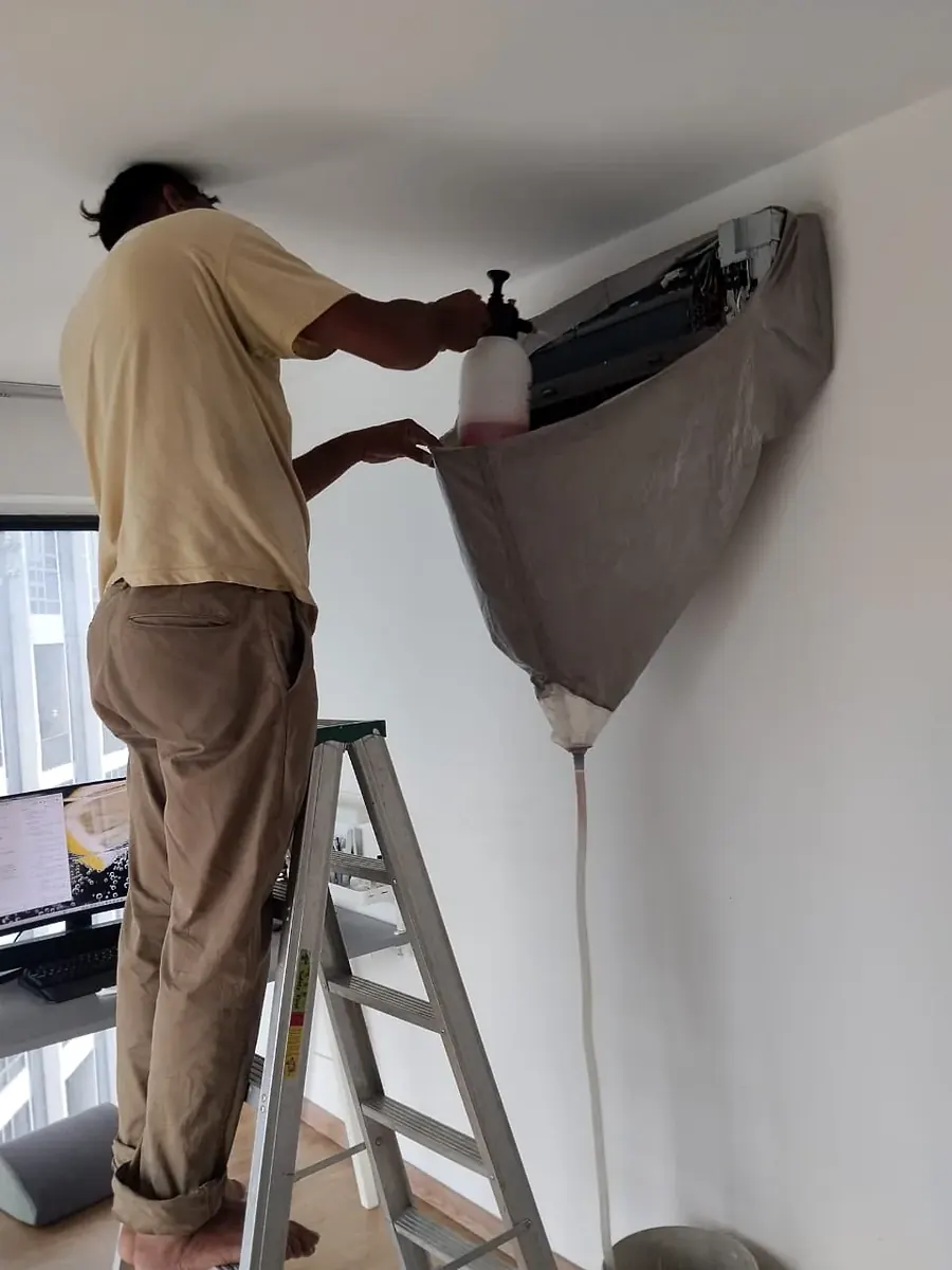 TCL R410A gas top-up in Klang by KL Renovator with manifold gauge