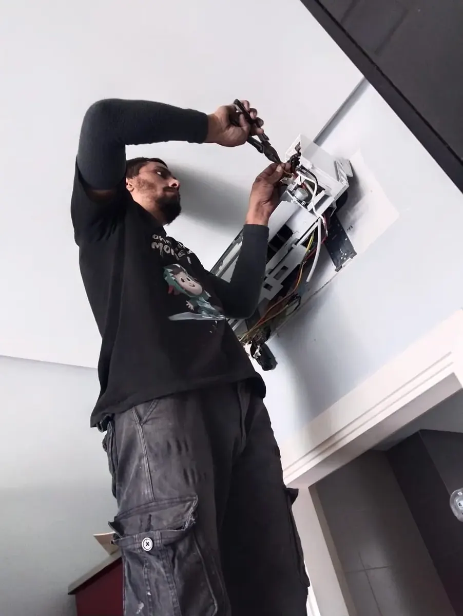 TCL aircond dismantle and relocation service in Petaling Jaya by KL Renovator