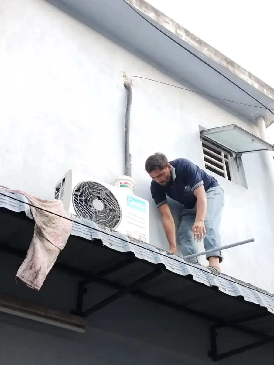 TCL aircond new wall split installation in Puchong by KL Renovator with copper piping and bracket