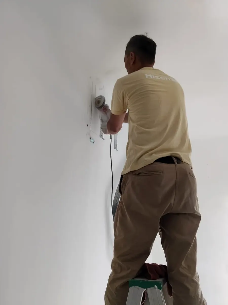 Tempah Temujanji Servis Aircond Dalam Talian: Juruteknik KL Renovator melakukan servis aircond berkala dan pembersihan gegelung pada unit AUX di sekitar KL & Selangor