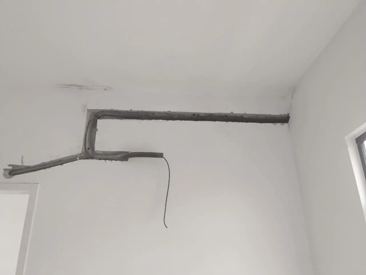 Dasar Privasi KL Renovator: Juruteknik KL Renovator melakukan servis aircond berkala dan pembersihan gegelung pada unit aircond di sekitar KL & Selangor