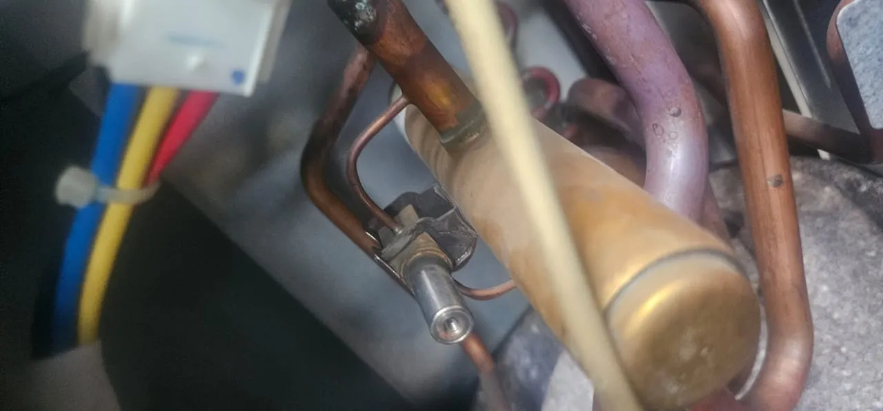 Cleaned Midea aircond during basic servicing to improve cooling efficiency in Petaling Jaya