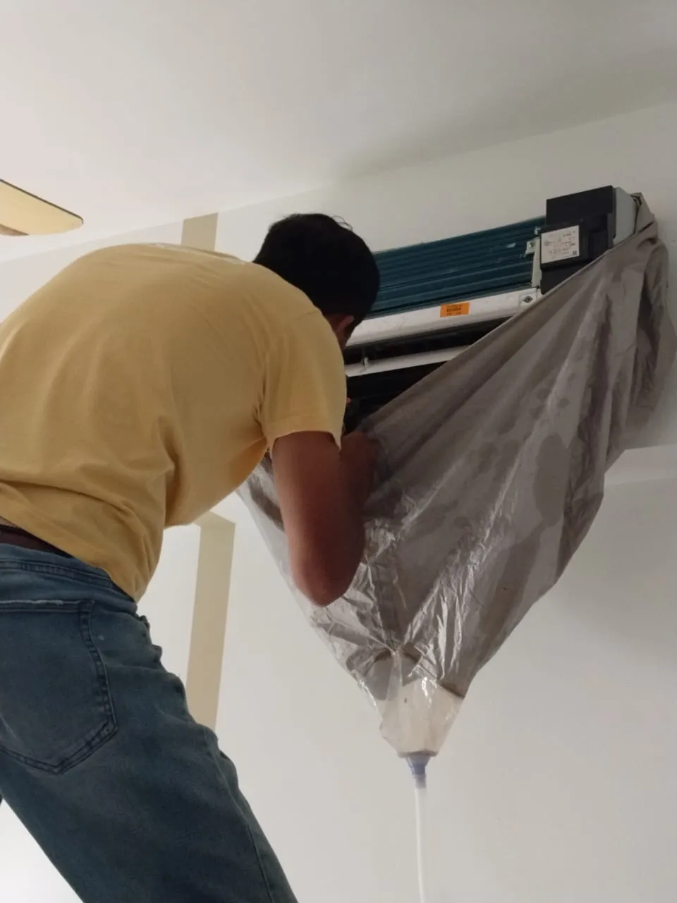 在线预约冷气服务: KL Renovator 技术员在吉隆坡与雪兰莪一带为冷气机进行冷气例行保养与盘管清洗