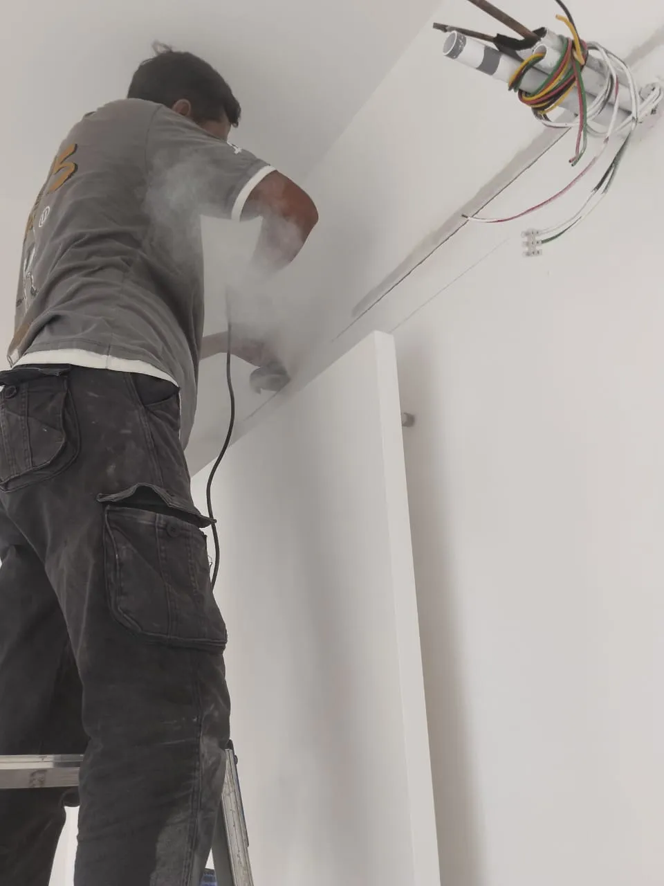 Terima Kasih β Nilaikan Servis KL Renovator Anda: Juruteknik KL Renovator melakukan servis aircond berkala dan pembersihan gegelung pada unit aircond di sekitar KL & Selangor