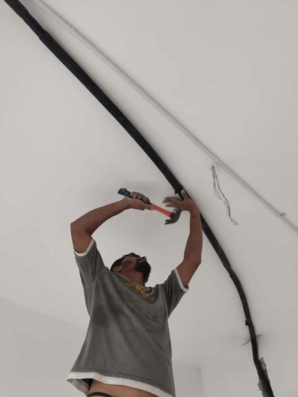 Juruteknik KL Renovator melakukan overhaul kimia penuh dengan unit ditanggalkan pada unit aircond di sekitar KL & Selangor