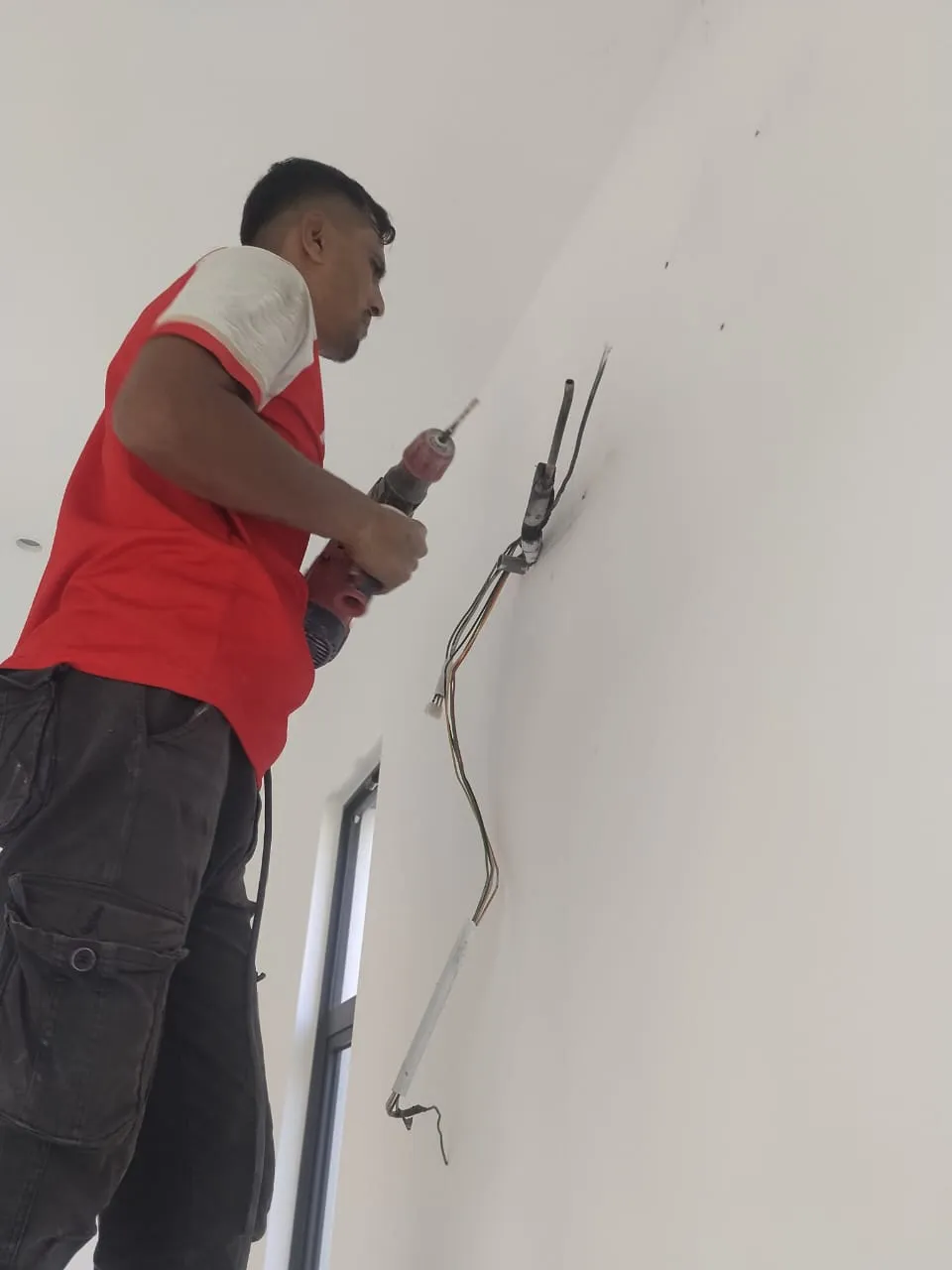 KL Renovator technician performing a high-pressure chemical wash of the indoor unit on an aircond unit in Klang