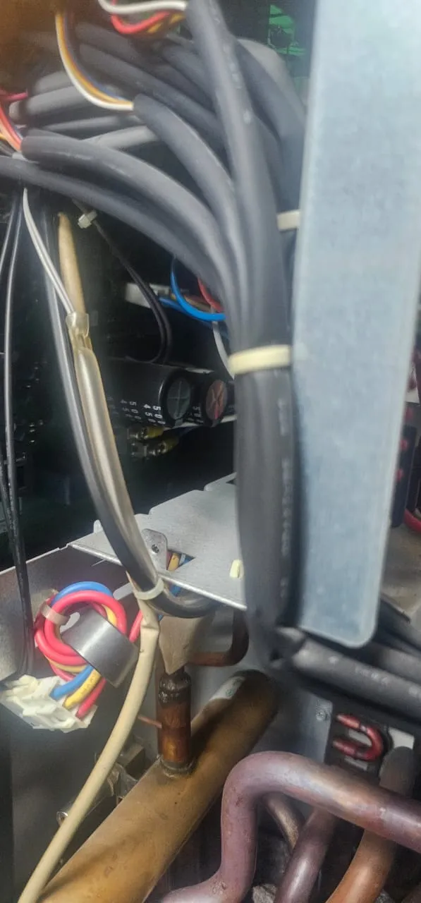 Juruteknik KL Renovator melakukan cuci kimia tekanan tinggi pada unit dalaman pada unit aircond di sekitar KL & Selangor
