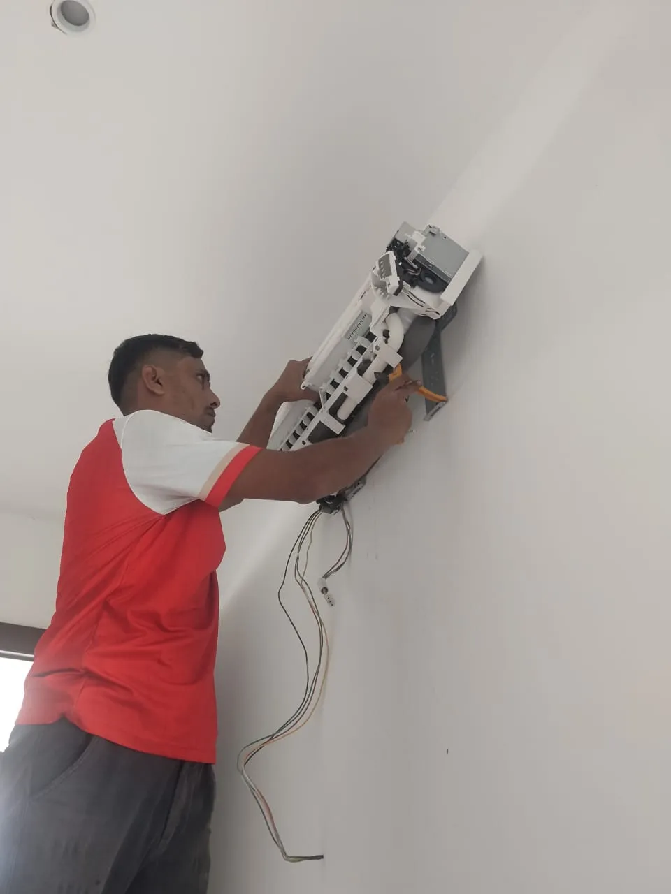 Juruteknik KL Renovator melakukan cuci kimia tekanan tinggi pada unit dalaman pada unit aircond di sekitar KL & Selangor