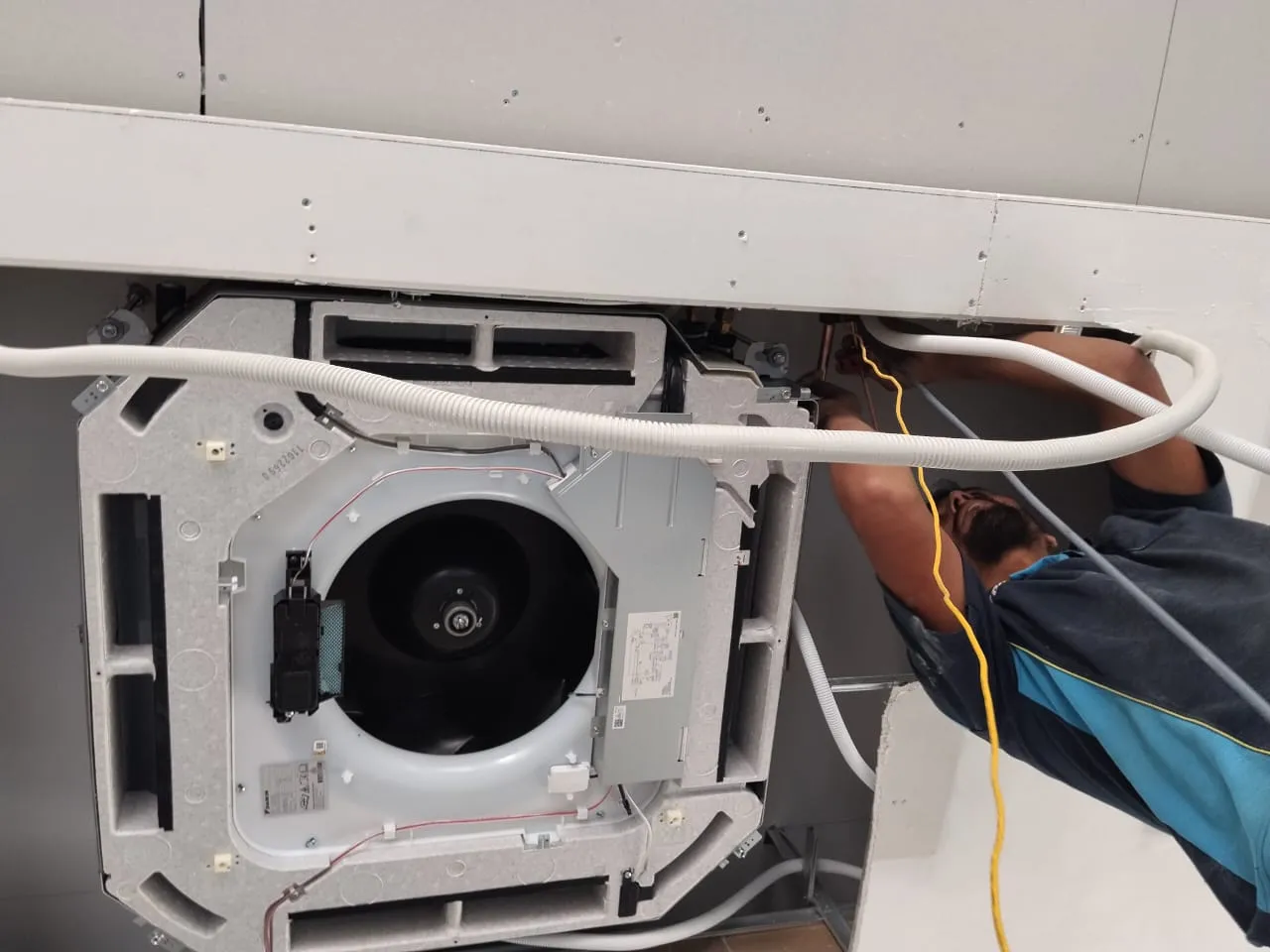 KL Renovator technician performing an aircond dismantle and relocation job on an aircond unit in Bandar Botanic