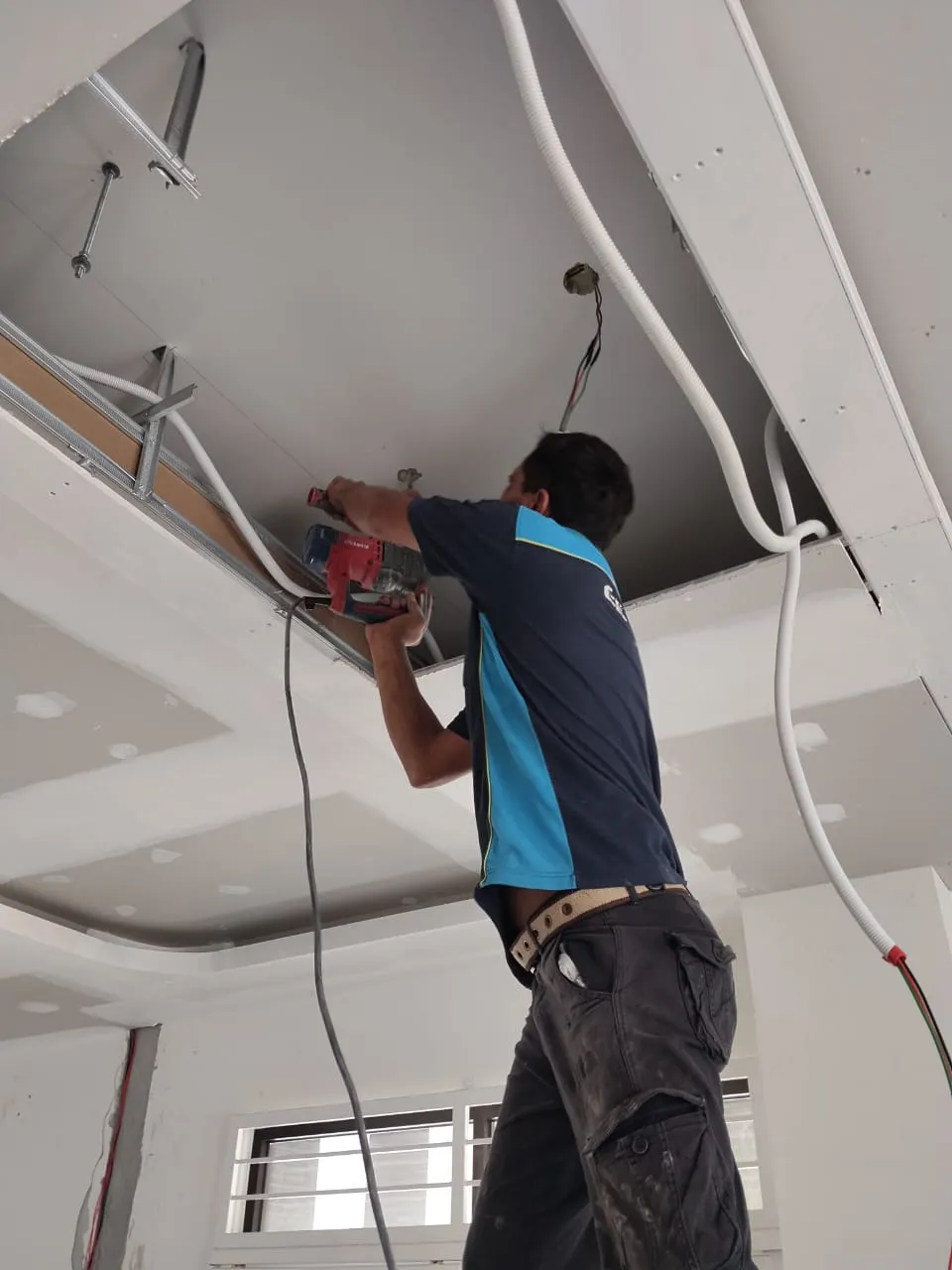 Juruteknik KL Renovator melakukan tambah gas penyejuk dengan penimbangan tekanan pada unit aircond di sekitar KL & Selangor