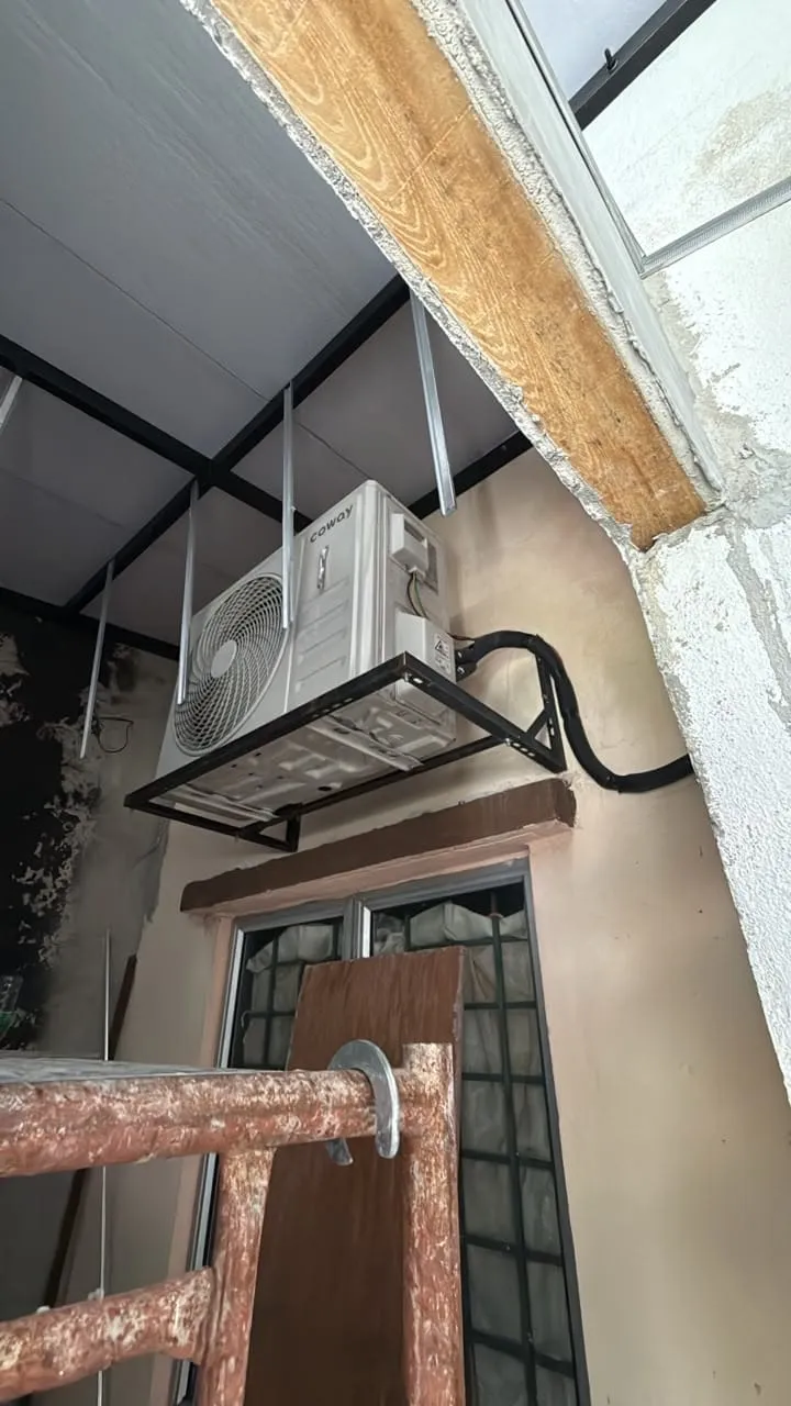 Juruteknik KL Renovator melakukan tambah gas penyejuk dengan penimbangan tekanan pada unit Gree di sekitar KL & Selangor