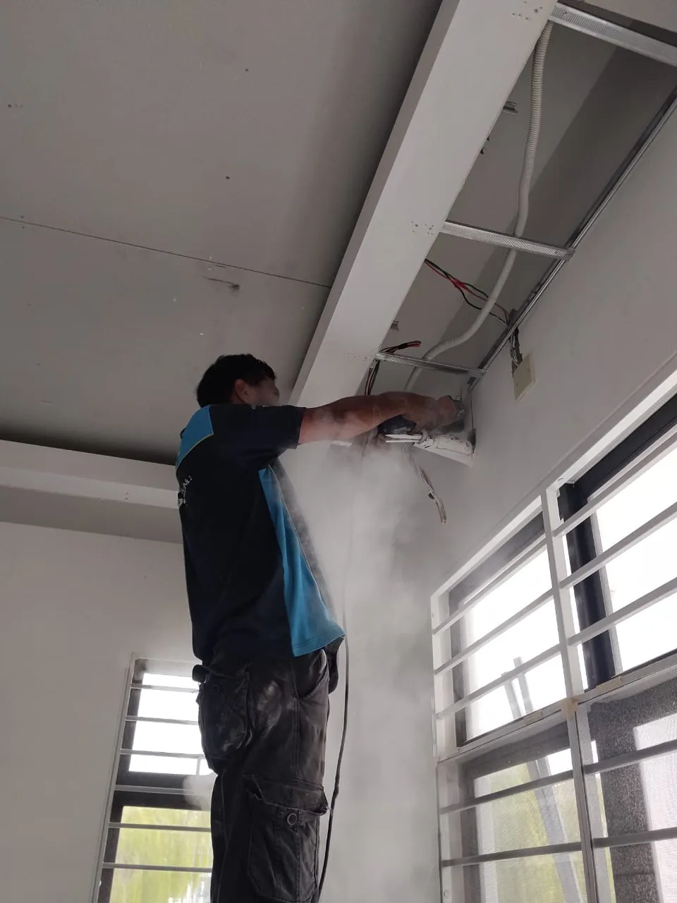 KL Renovator technician performing a new wall-mounted aircond installation on an aircond unit across KL & Selangor