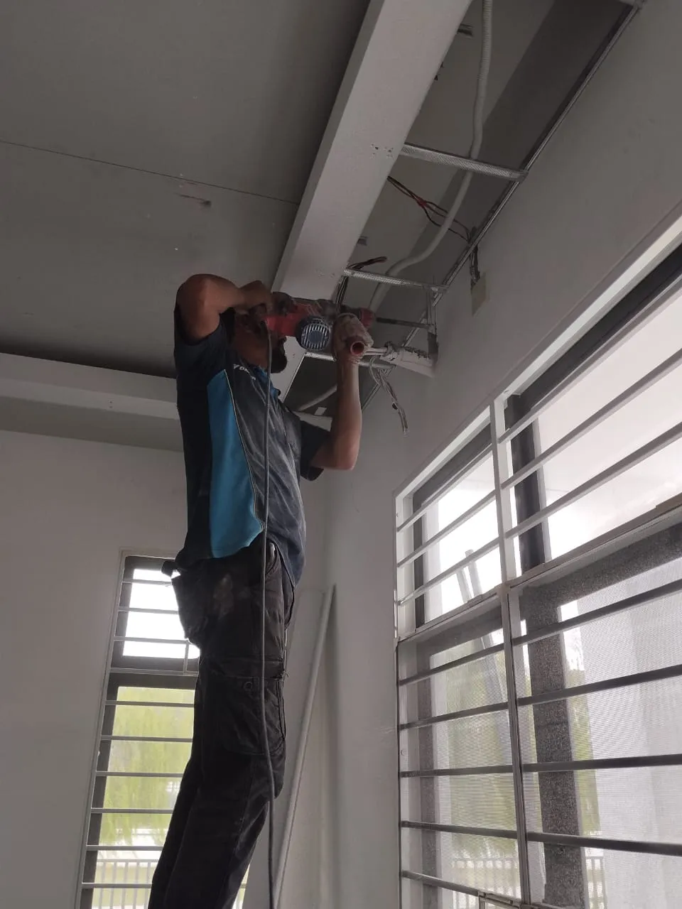 Juruteknik KL Renovator melakukan pemasangan aircond dinding baharu pada unit aircond di sekitar KL & Selangor