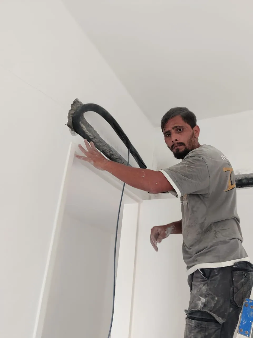 KL Renovator 技术员在Desa ParkCity为冷气机进行全新壁挂式冷气安装