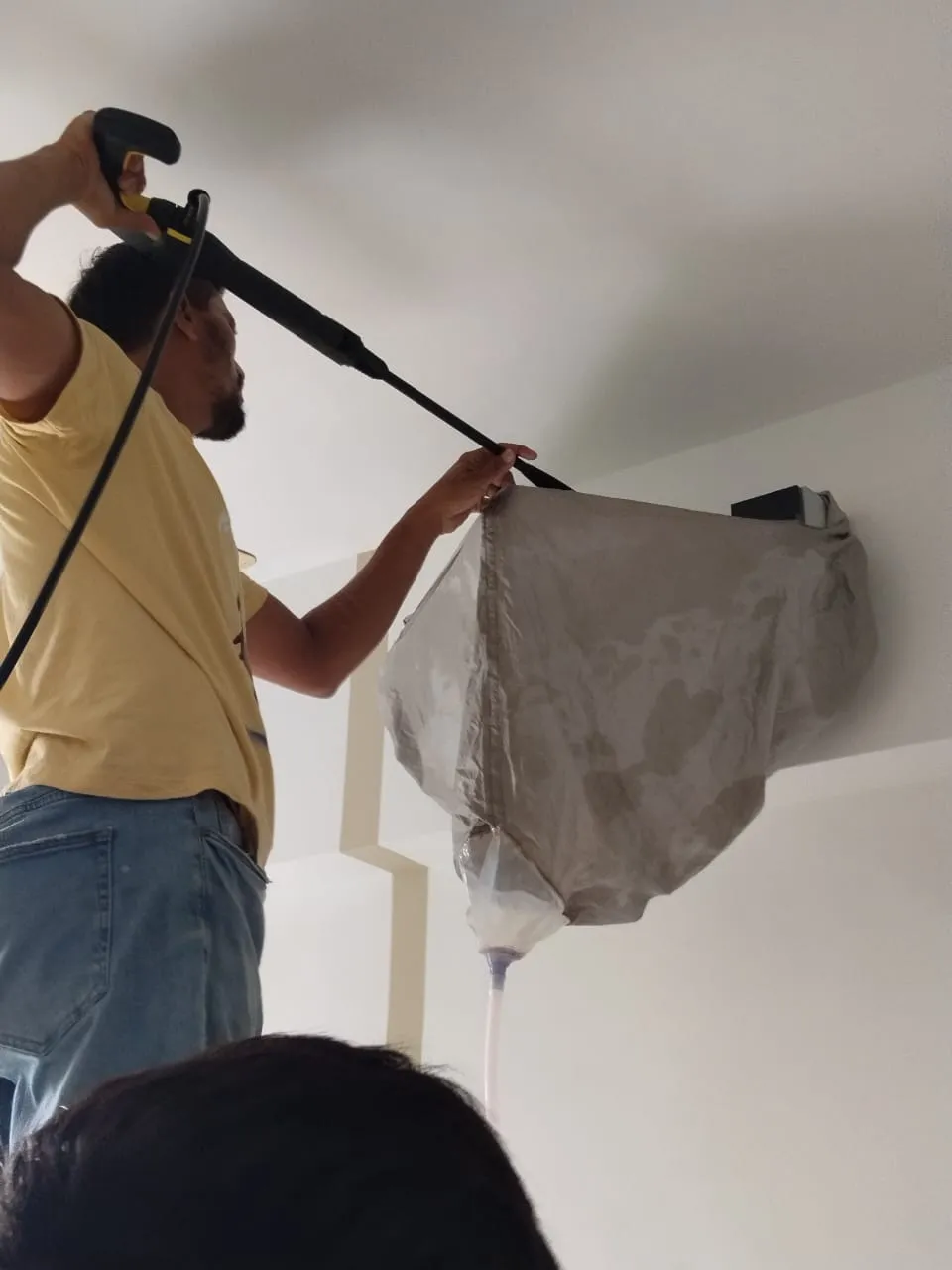 KL Renovator 技术员在吉隆坡与雪兰莪一带为冷气机进行全新壁挂式冷气安装
