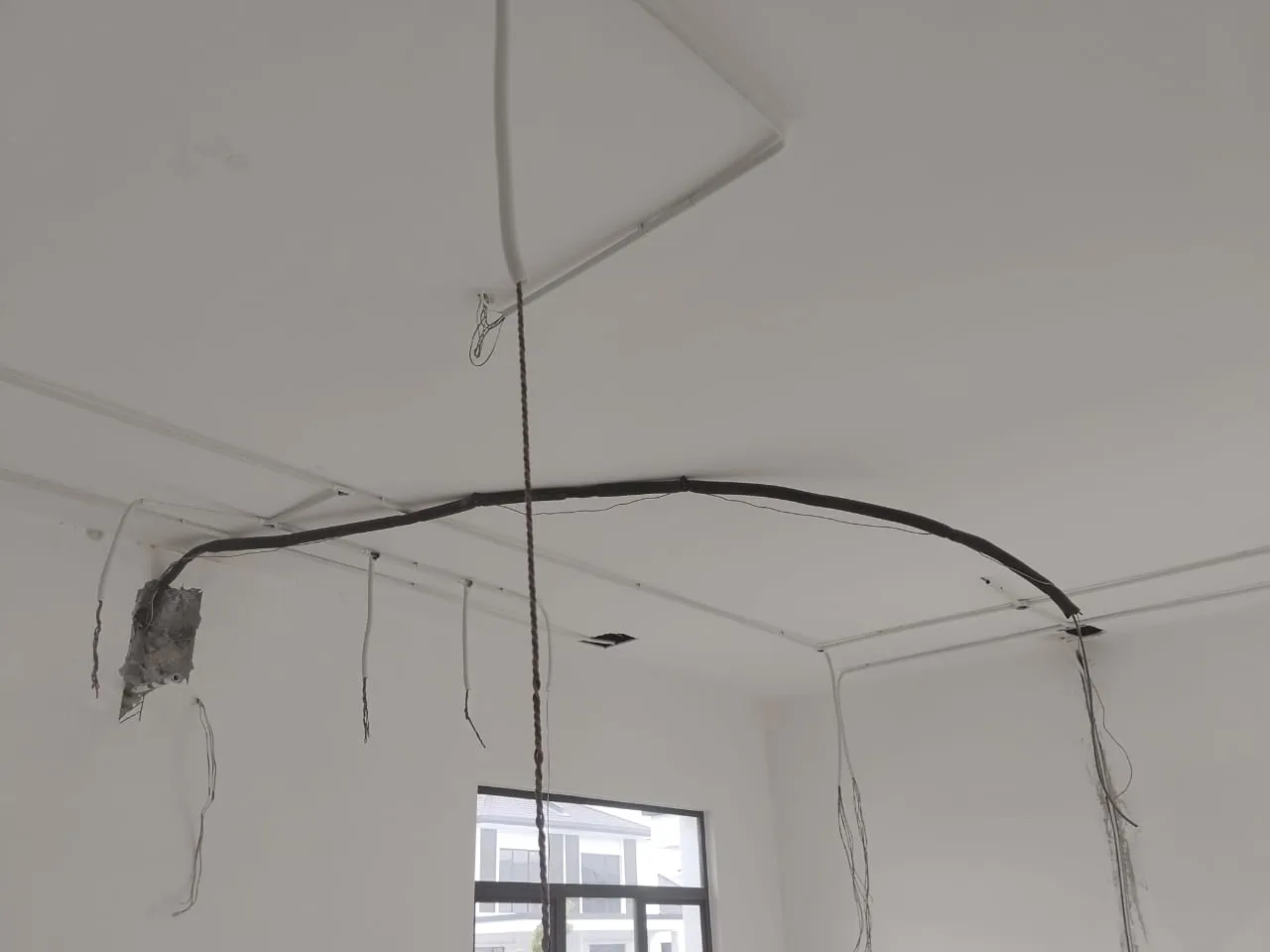 KL Renovator technician levelling the wall bracket before mounting a new indoor aircond unit in a Subang Jaya home