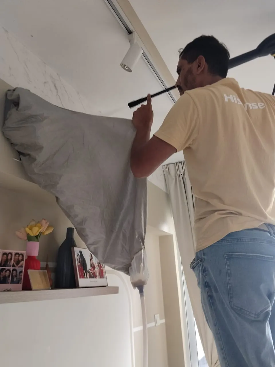 Juruteknik KL Renovator melakukan cuci kimia tekanan tinggi pada unit dalaman pada unit Gree di sekitar KL & Selangor