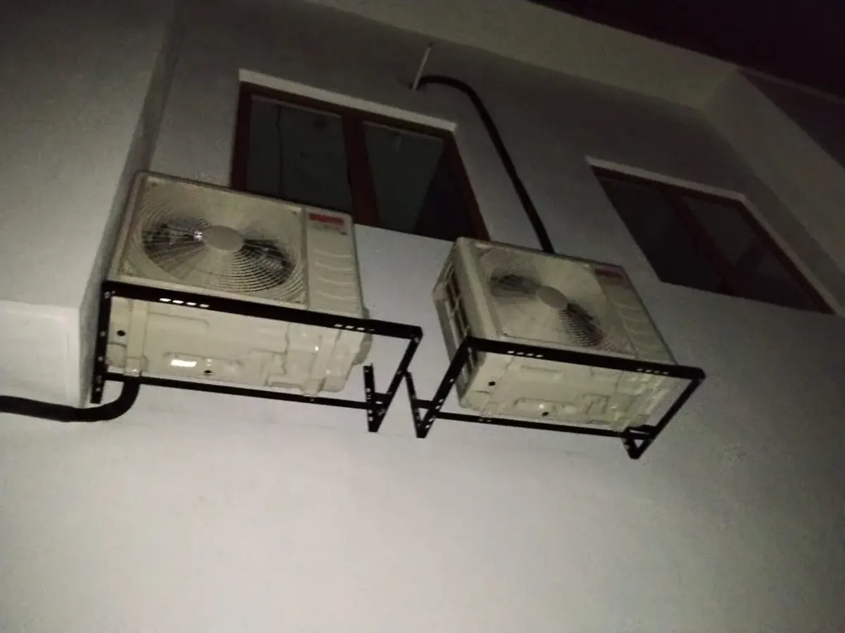 Juruteknik KL Renovator melakukan servis aircond kaset siling pada unit iSonic di sekitar KL & Selangor