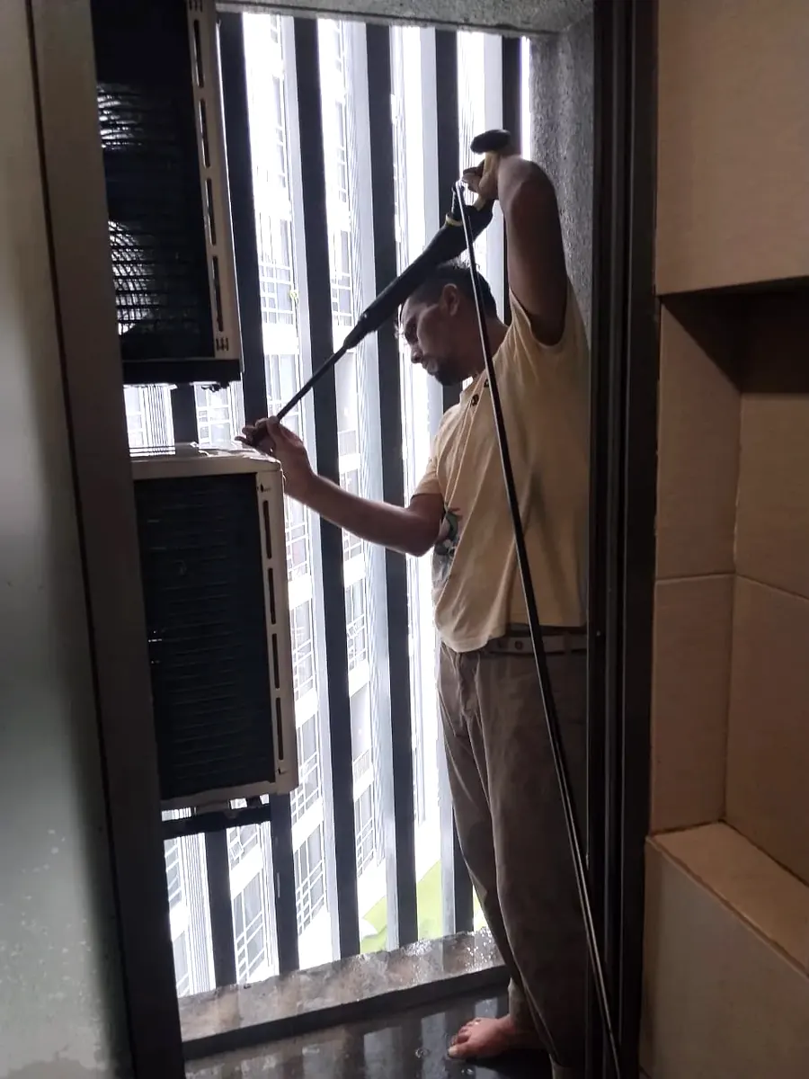 Juruteknik KL Renovator melakukan diagnosis dan pembaikan kerosakan pada unit iSonic di sekitar KL & Selangor