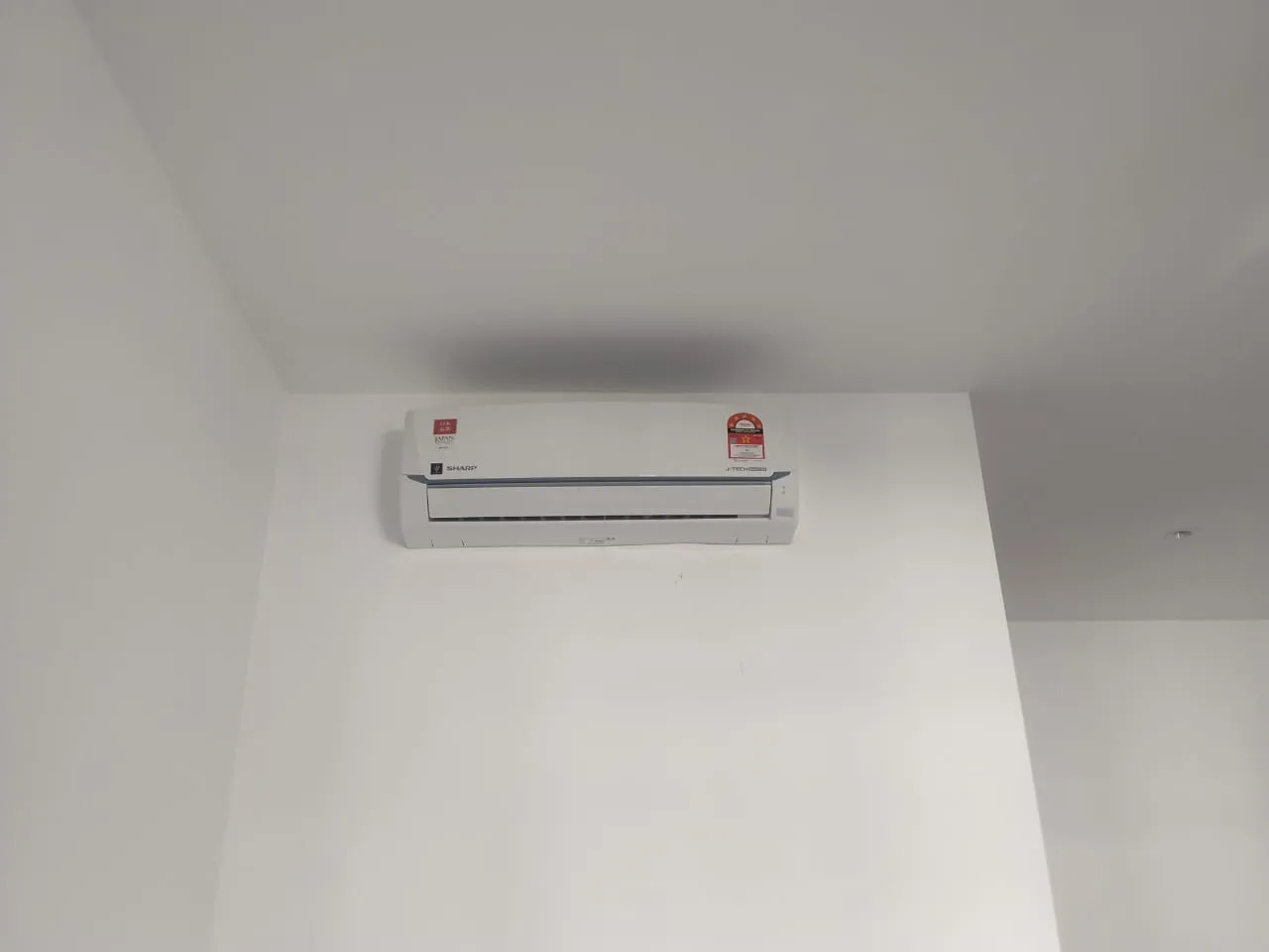 Juruteknik KL Renovator melakukan servis aircond berkala dan pembersihan gegelung pada unit Sharp di sekitar KL & Selangor