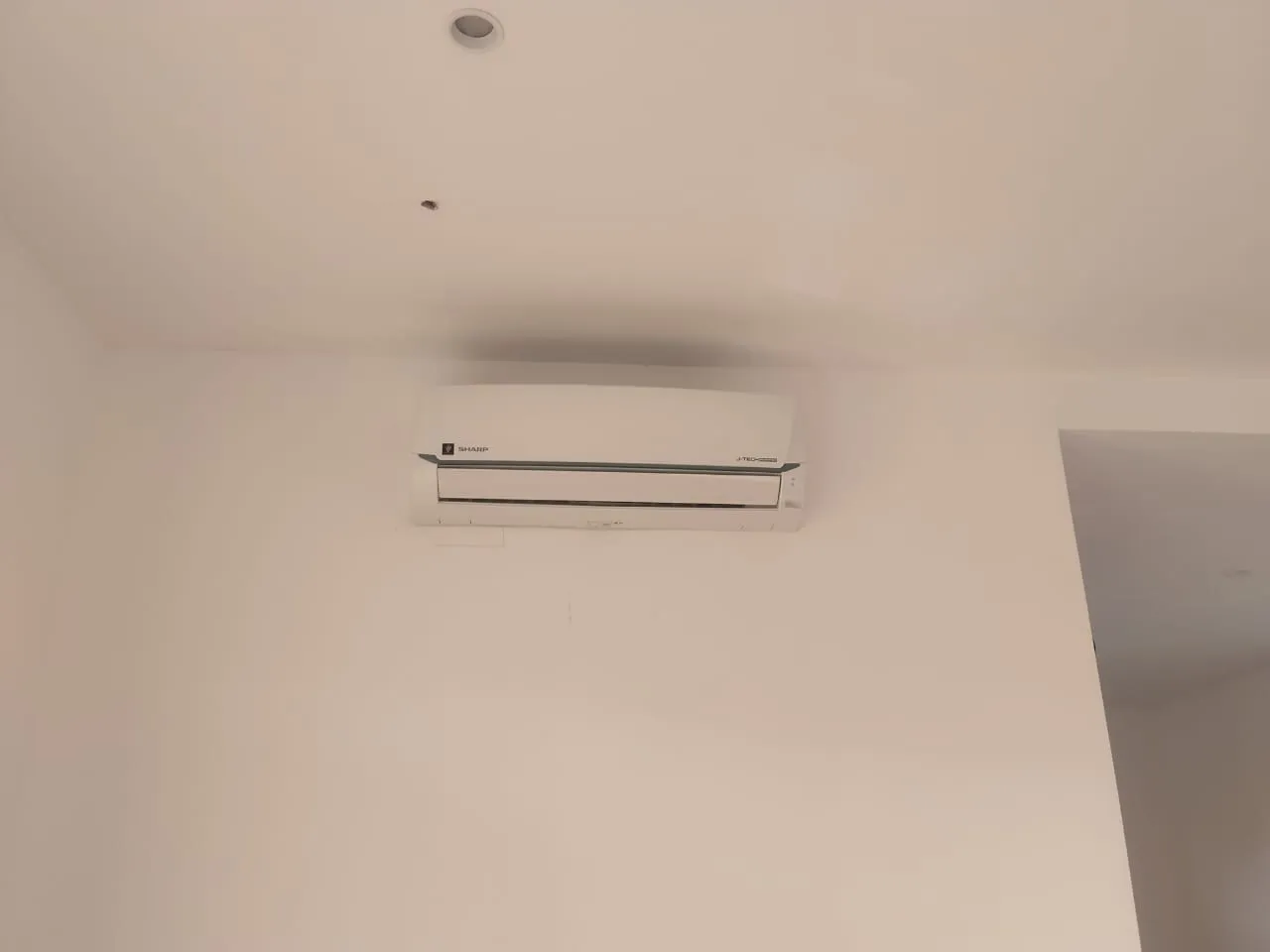 Juruteknik KL Renovator melakukan cuci kimia tekanan tinggi pada unit dalaman pada unit Sharp di sekitar KL & Selangor