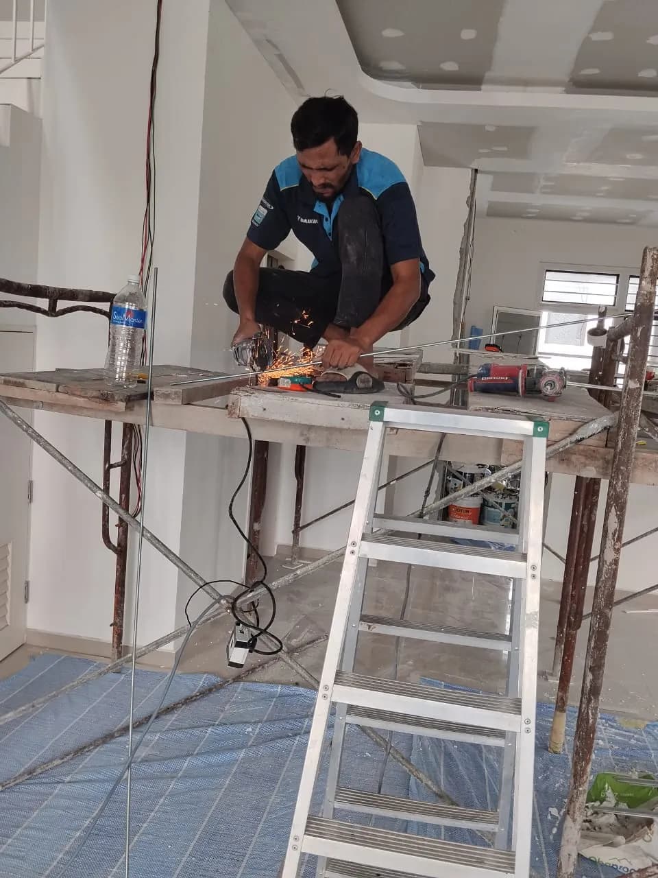 KL Renovator technician performing a refrigerant gas top-up with pressure balancing on a Toshiba unit in Kundang